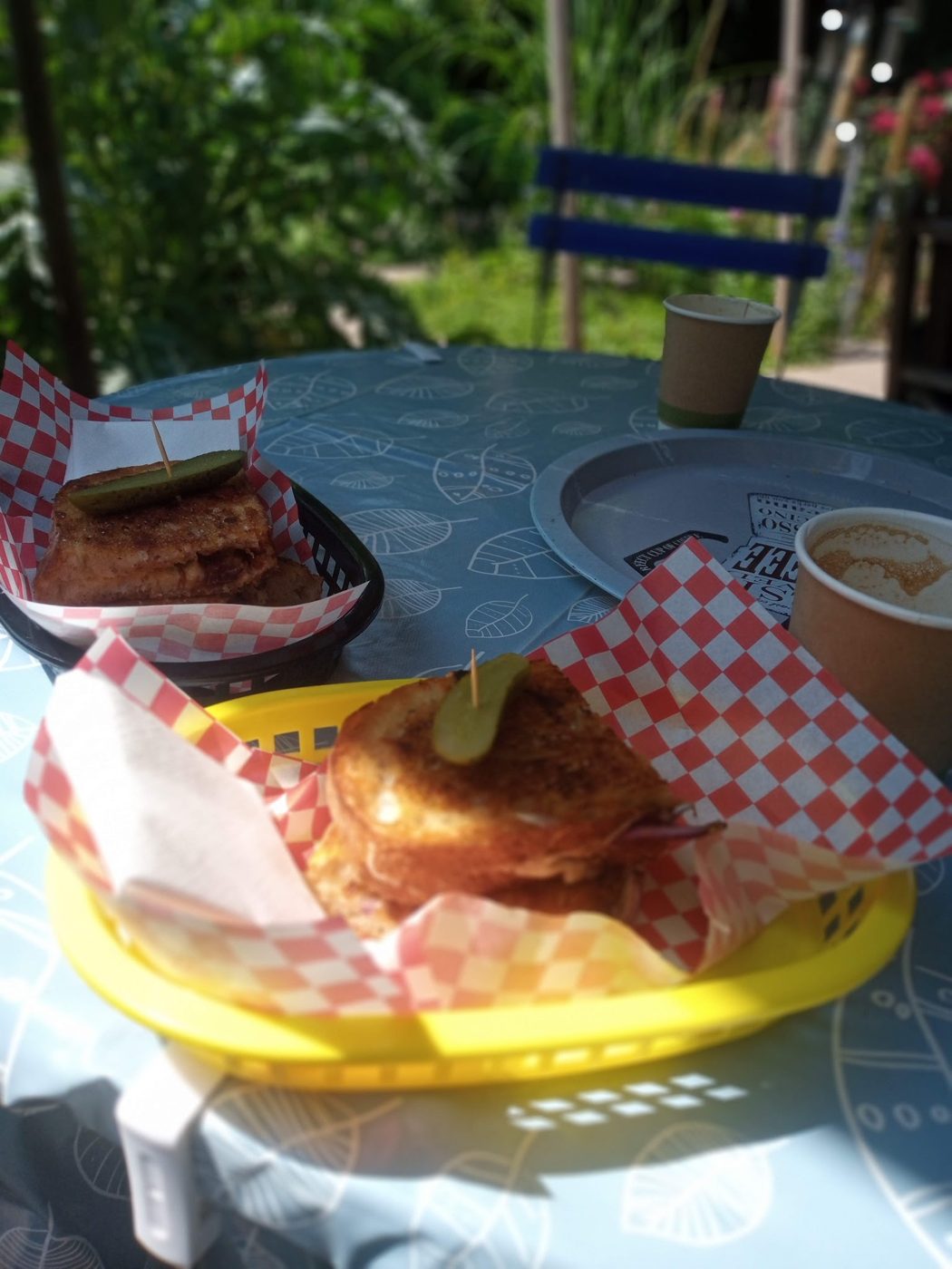 Toasties in a red-checked basket with drinks
